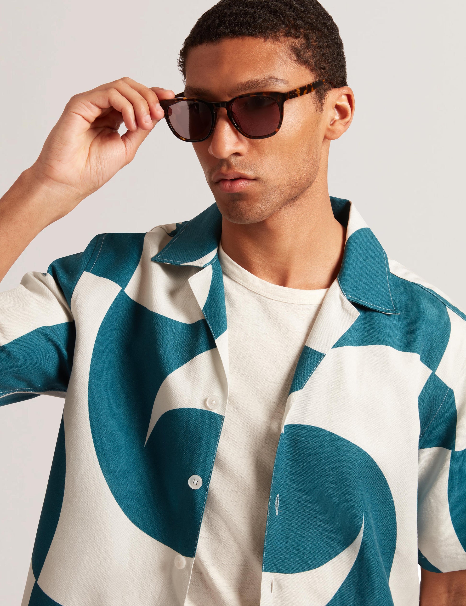 Ted Baker ROLDAN - Short Sleeve Oversized Swirl Print Shirt TURQUOISE