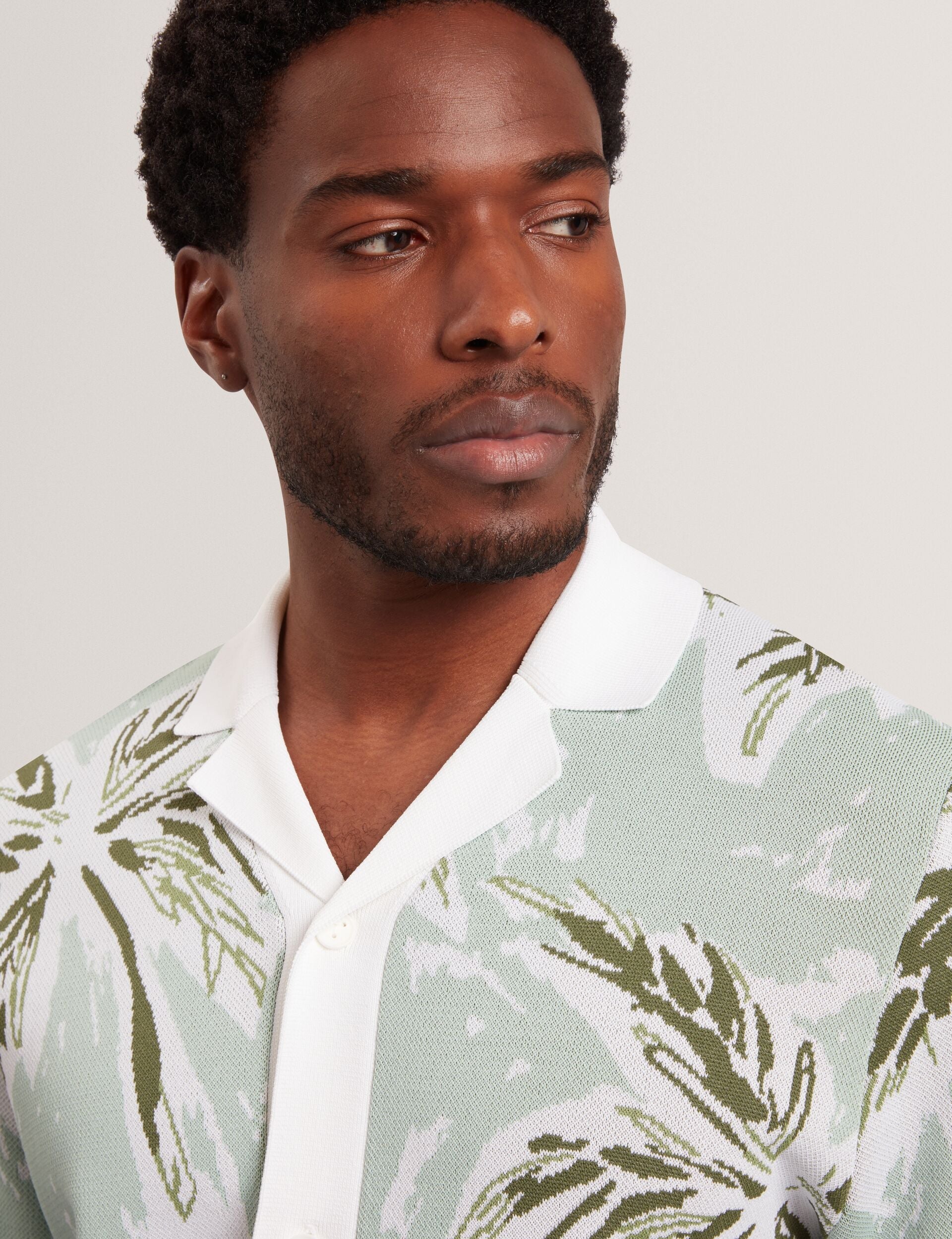 Ted Baker KYES - Leaf Print Knitted Short Sleeve Shirt LT-GREEN