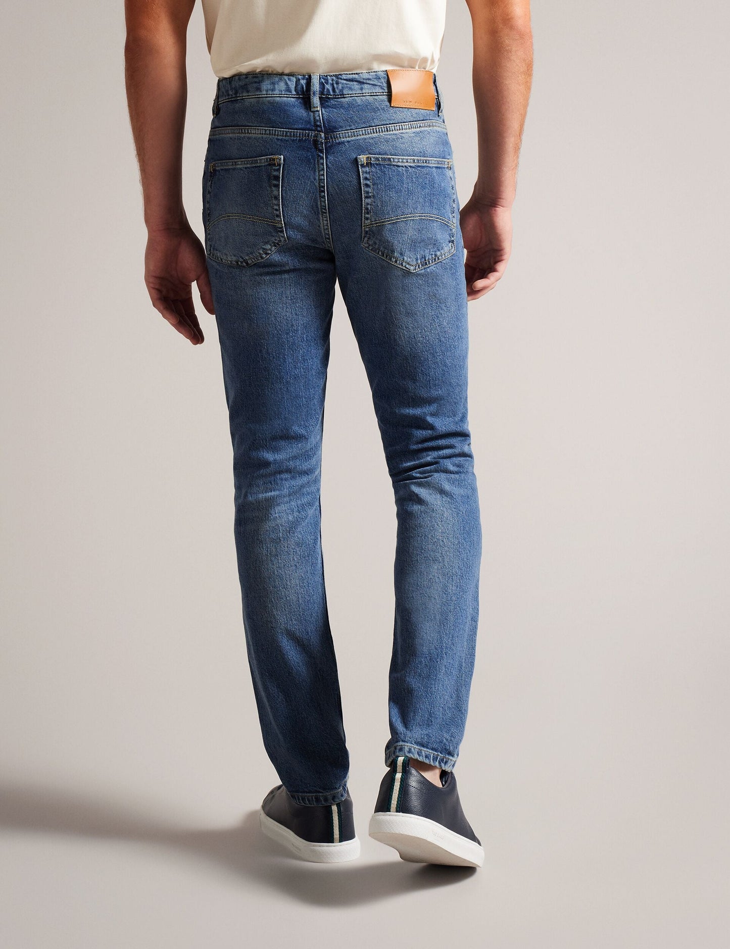 Ted Baker ELVVIS - Slim Fit Stretch Jean MID BLUE
